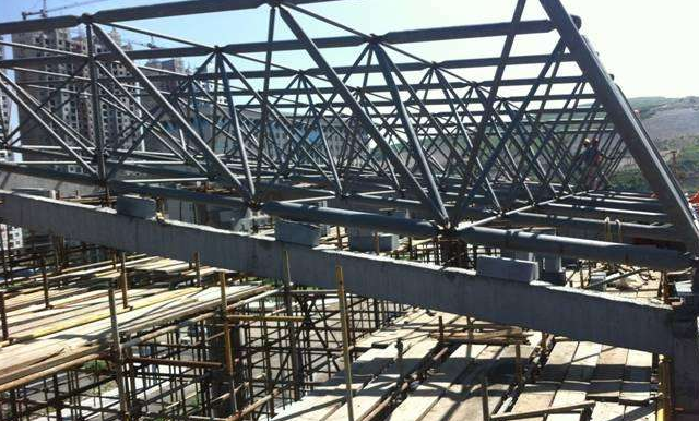 大理简述网架公司的黑色压型钢板的吊装步履